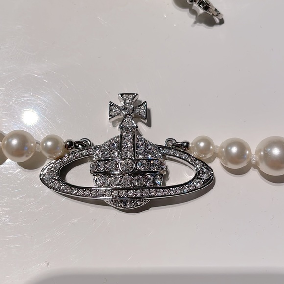 Vivienne Westwood Orb Crystal Pendant Pearl Necklace ✨ - Picture 6 of 8